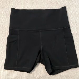 Athleta Salutation Stash pocket 5 inch short